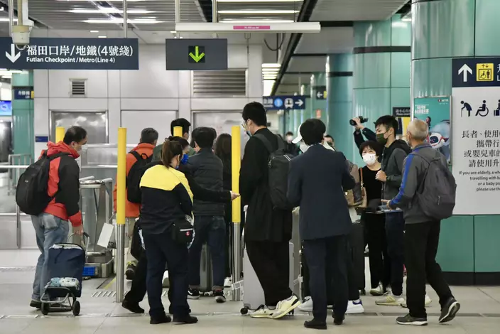 東鐵列車抵達落馬洲站,市民急不及待過關。
