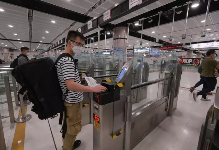 演習中模擬旅客於落馬洲支線／福田管制站以自助過關服務辦理出入境檢查手續。