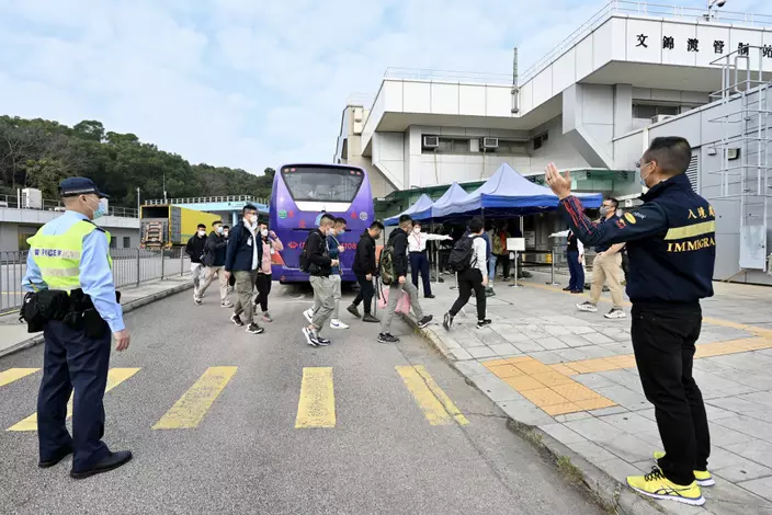 入境事務處及香港警務處人員與模擬旅客於文錦渡管制站進行演練。
