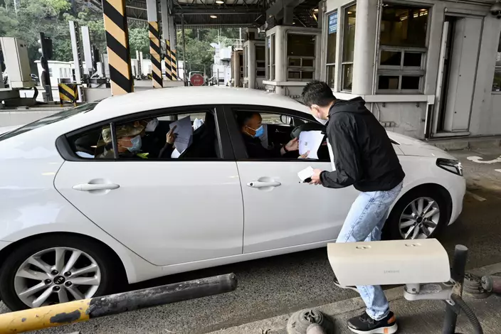 演習中模擬旅客以私家車於文錦渡管制站過關。