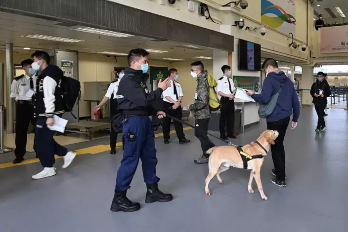 香港海關人員與模擬旅客於文錦渡管制站進行演練。
