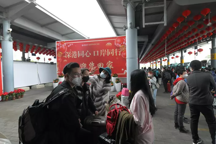 深圳灣口岸入境大堂外，內地掛上印有「深港同心，口岸同行，歡迎您回家」字眼的背幕板，附近亦有位置讓市民填寫字貼上心聲。