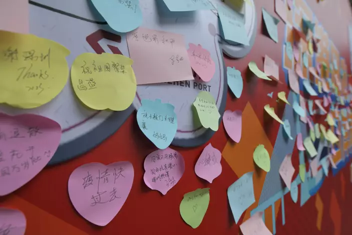 深圳灣口岸入境大堂外，內地掛上印有「深港同心，口岸同行，歡迎您回家」字眼的背幕板，附近亦有位置讓市民填寫字貼上心聲。