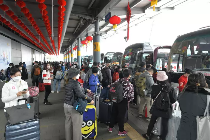 深圳灣口岸入境大堂外，有市民等候乘坐接駁巴士。