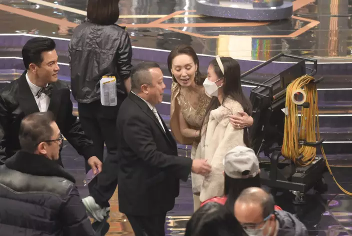 林天若在媽媽陪同下與TVB總經理曾志偉打招呼亦非常有禮貌，母女倆與曾志偉、呂良偉一同拍照留念。