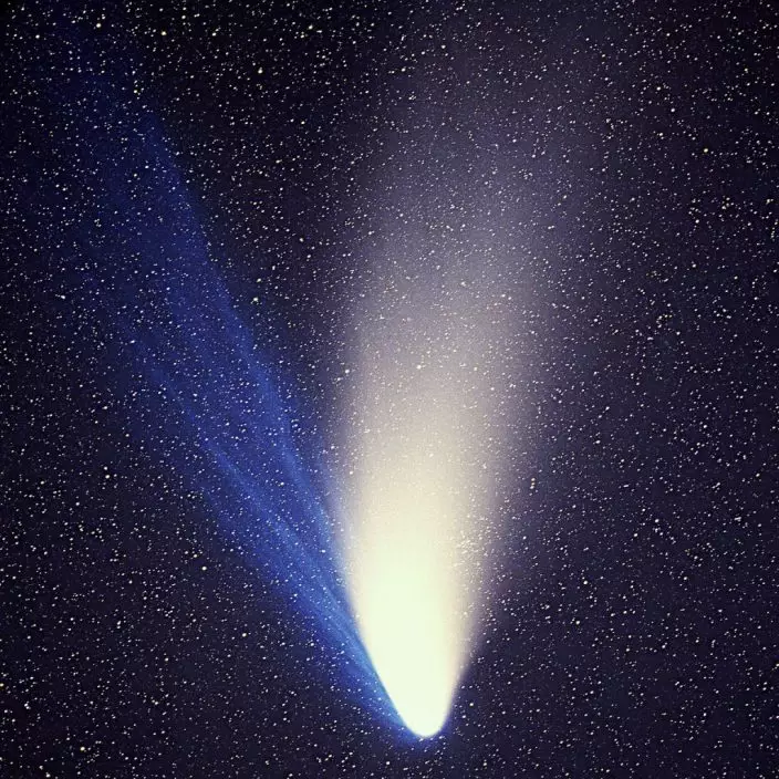 1997年飛掠地球的Hale_Bopp彗星，同樣肉眼可見，同樣美麗動人。