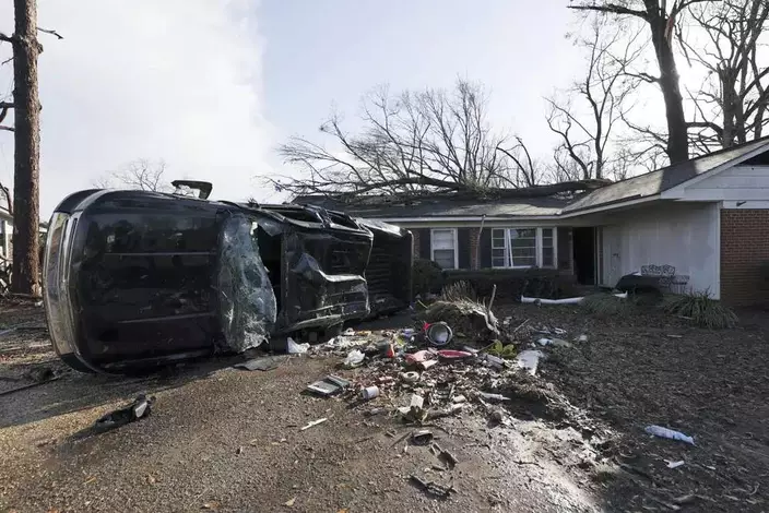 阿拉巴馬州塞爾瑪，在一所小學附近受龍捲風吹襲後，車輛被吹倒，碎片散落。AP