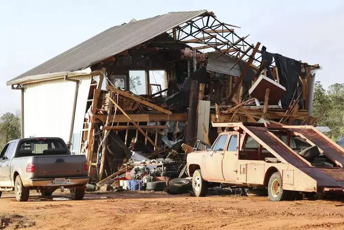 在阿拉巴馬州普拉特維爾附近，在惡劣天氣過後可以看到一座受損的房屋。AP