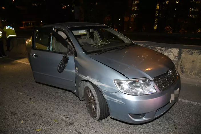 私家車車頭損毀，男司機涉嫌未能提供酒精呼氣測試樣本被捕。