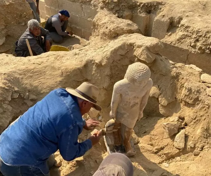 埃及考古團隊挖掘到雕像、陶器等多項文物。FB圖