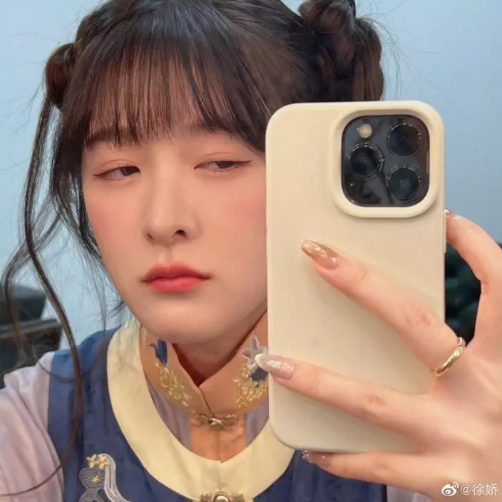 徐嬌自拍時經常擺趣怪表情。