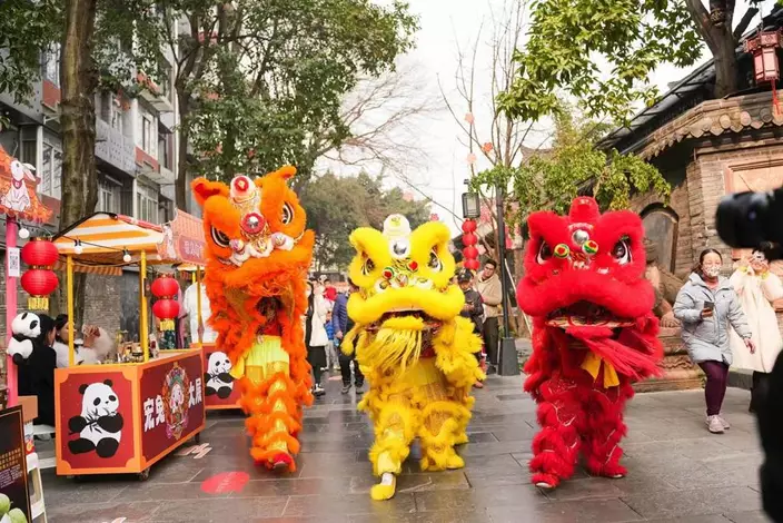 「港澳台青年文化嘉年華」4日在成都舉行，現場有舞獅表演。