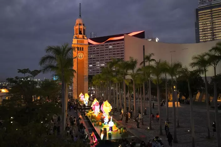 尖沙嘴文化中心的綵燈會吸引了大批市民到訪。