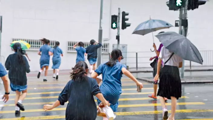 剛奪香港電影評論學會「最佳電影」榮譽的《給十九歲的我》，在爭議聲中暫停公映。