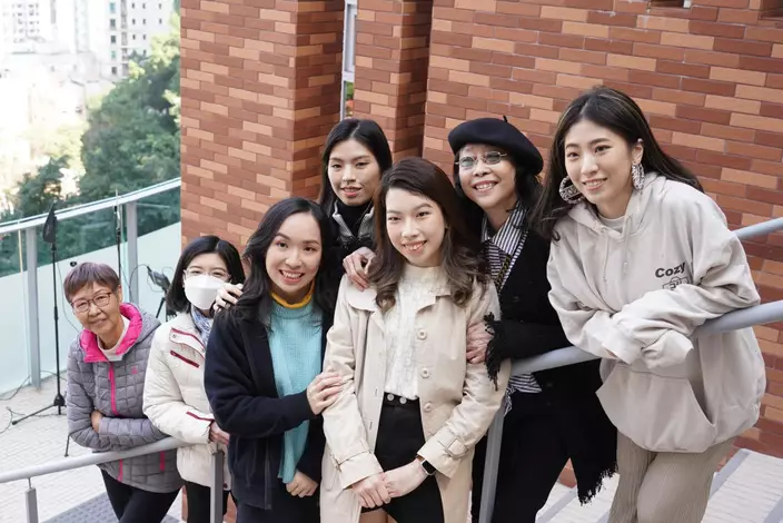 片中其中幾位女生亦有現身。