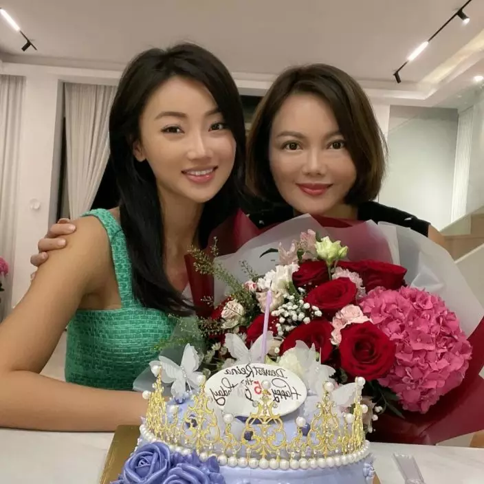 陳媽媽(右)是美容院老闆娘,擁有約20間美容中心。