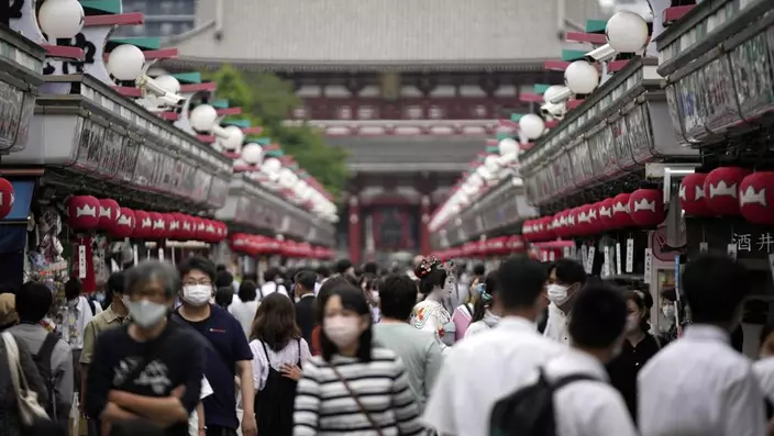 日本擬月內放寬對中國旅客的入境限制措施。AP資料圖