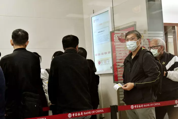 lvan在銀行內等候約1小時,辦理手續過程非常順利,10分鐘內完成。