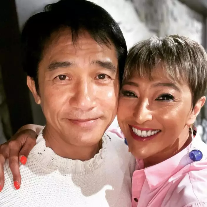 上山詩鈉同劉嘉玲好老友,所以同偉仔熟都唔出奇。