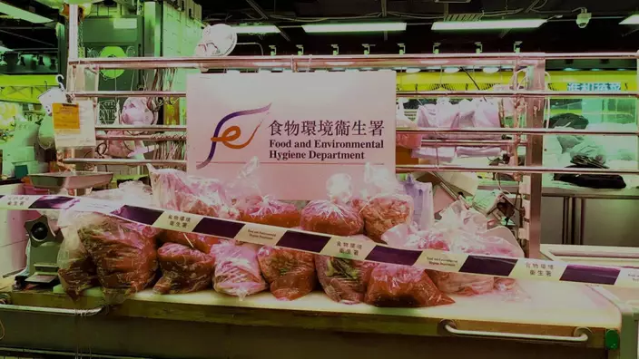 將軍澳新鮮糧食店冷藏肉扮鮮肉。政府新聞處