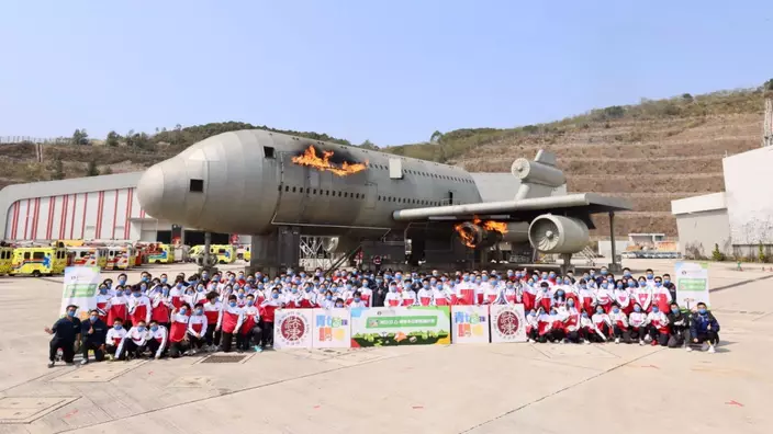 100中學生到將軍澳消防及救護學院參與領袖營，並模擬飛機事故發生，場面震撼。香港律師會FB