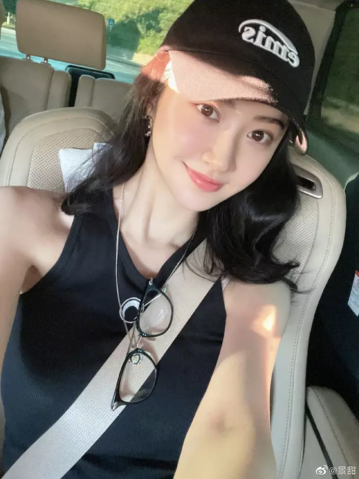 近日竟傳出景甜的相片出現在韓國色情廣告卡片上