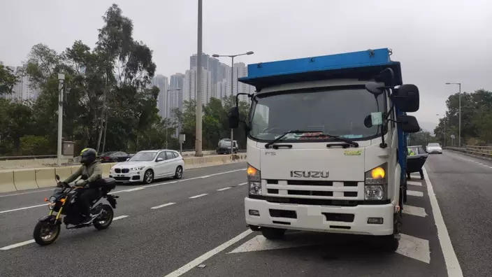 警方在將軍澳公路截查一輛貨車,揭發司機停牌駕駛及駕駛時沒有第三者保險。