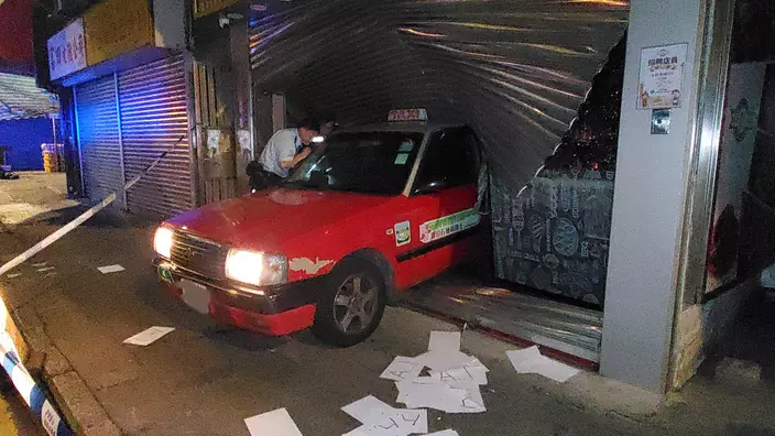 元朗一凍肉店被的士倒車撞閘。
