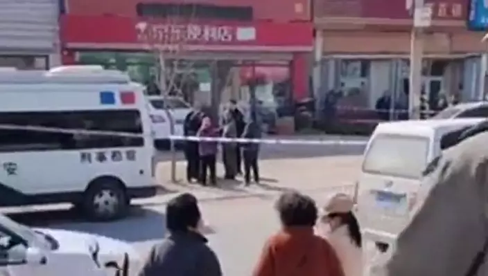 吉林一間理髮店發生了一起駭人驚聞的兇殺案，現場警方拉起封鎖線。