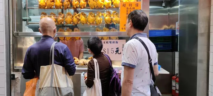 深水埗有燒味檔數月前推出15元兩餸燒味外賣飯，獲不少街坊光顧。