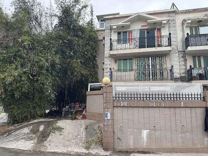 竹林旁是民居,幸火警無波及,火警中無人受傷。