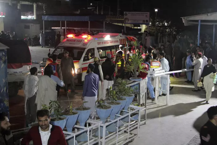 救護車將地震中的傷者送往醫院。AP圖片
