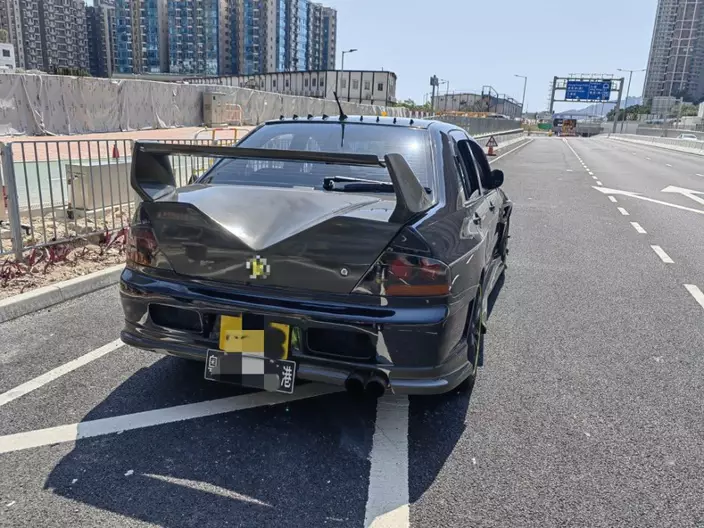涉案私家車掛有內地及香港兩地車牌。警方圖片