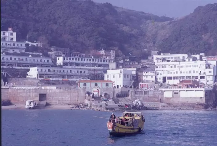 馬祖有少量漁民居住,但主要物資需要台島供應。
