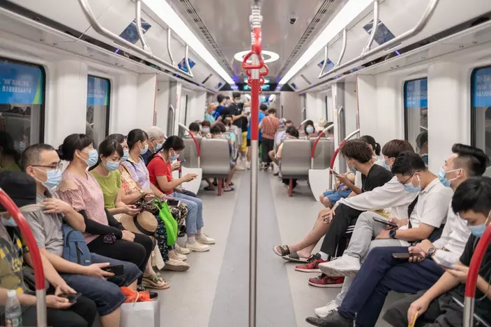 不少市民習慣乘地鐵時使用手機。
