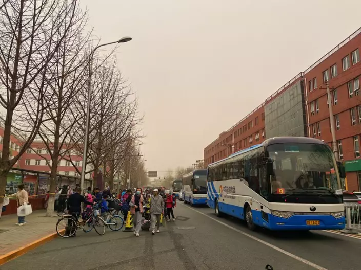 北京天空變了黃色。