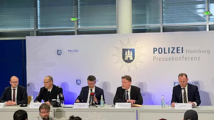 漢堡警方開記者會交待耶和華見證人王國聚會所(Hamburg Jehovah's Witness hall)槍擊案詳情。 美聯社