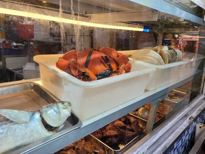 麗園其中一個賣點便是$45任食三餸海鮮飯，只限外賣帶走。(香港兩餸關注組FB)