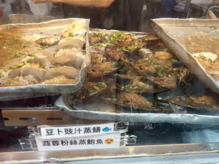 三餸海鮮款式包括肉蟹、長腳蟹、炒蜆、鮑魚、帶子等海產。(香港兩餸關注組FB)