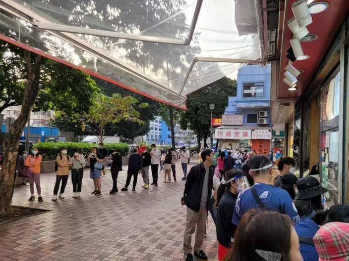 每次麗園開舖,便吸引大量街坊長開龍光顧,成為逆巿奇葩。(香港兩餸關注組FB)