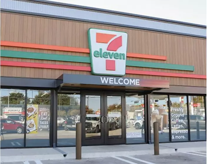 7-Eleven風格統一，但有時也有變化，圖中為美國一家7-Eleven，設計與其他略有不同。網上截圖