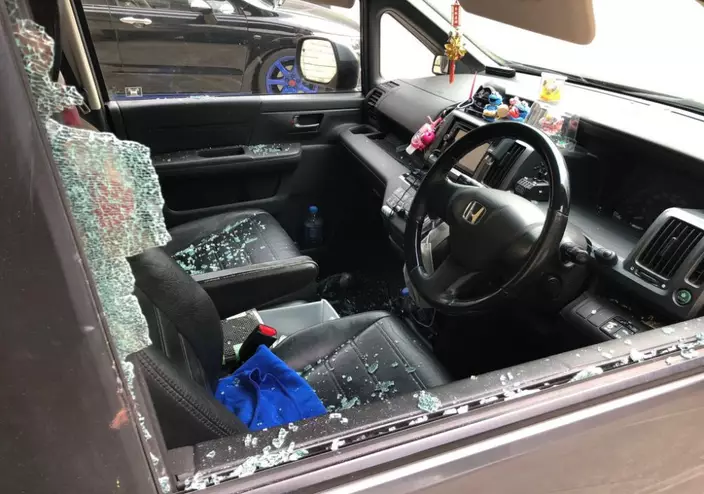 車廂滿佈玻璃碎。