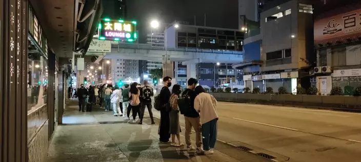 龍尾延後300米近金都商場正門對開,估計人數超過200人。