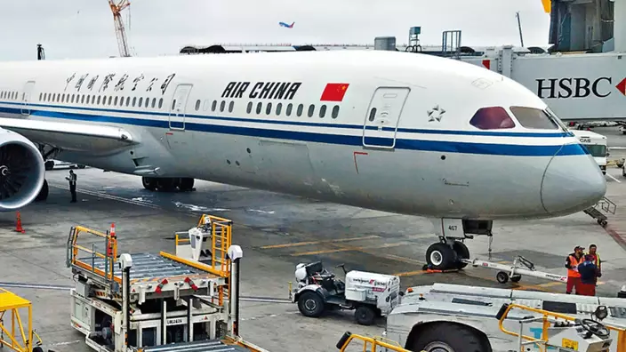 中國國際航空公司一架客機停泊在洛杉磯國際機場。資料圖片
