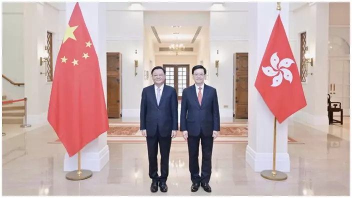 行政長官李家超(右)及廣東省省長王偉中(左)21日舉行粵港合作聯席會議。