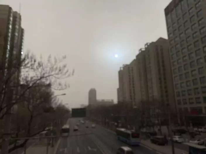 不少北京市民指22日早看到「藍太陽」。
