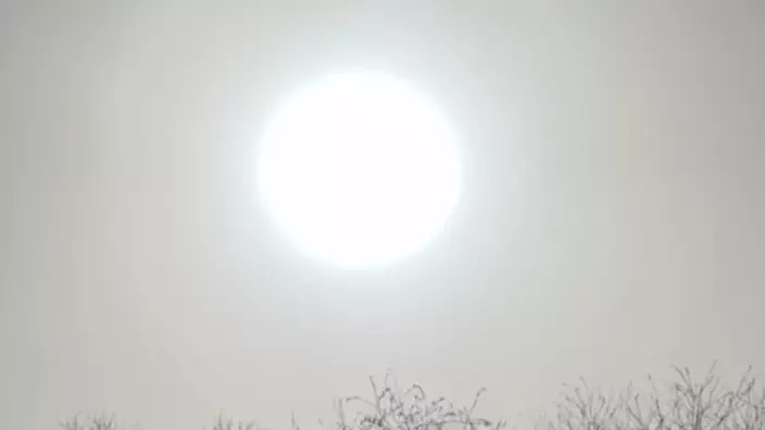 北京上空22日早再現「藍太陽」。網圖
