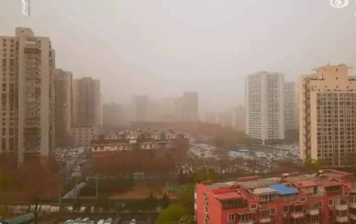北京市內出現黃沙漫天。網圖