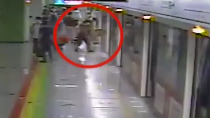 江蘇女子衝地鐵門致腰椎骨折索賠逾20萬。