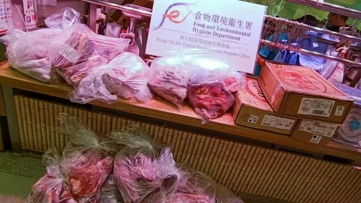 黃大仙竹園街市有肉檔疑以冷藏牛肉冒充新鮮牛肉出售。政府新聞處